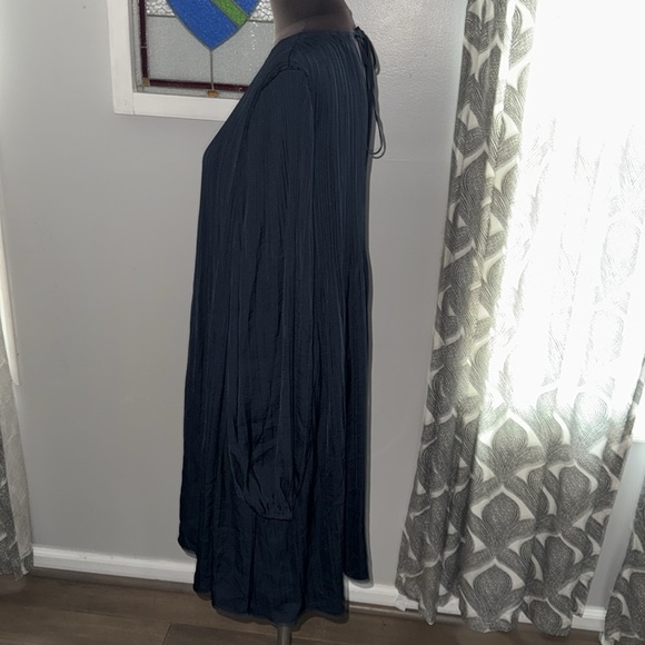 Elizabeth & James Navy Blue Pleated Midi Dress - Picture 6 of 11